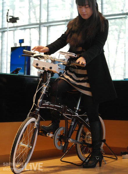 자전거를 타고 있는 여자