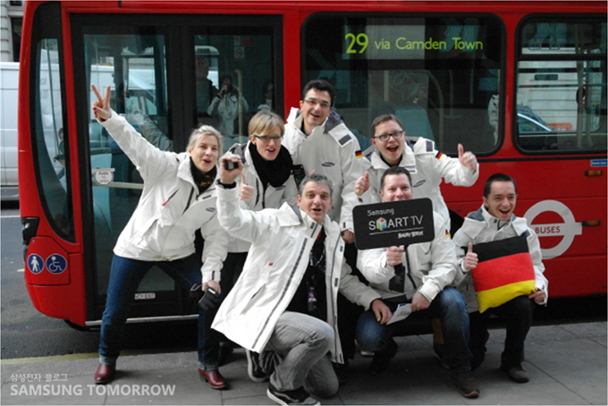 버스앞의 참가자들