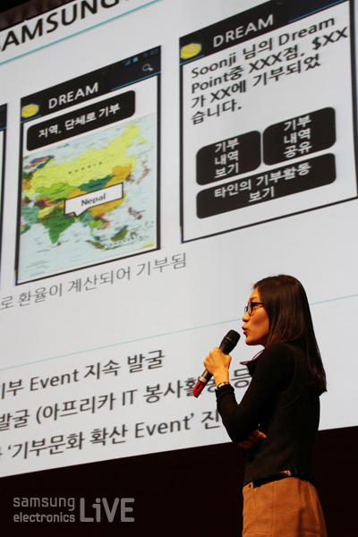 마이크를 들고 이야기하는 여성