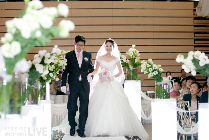 입장하는 신랑 신부