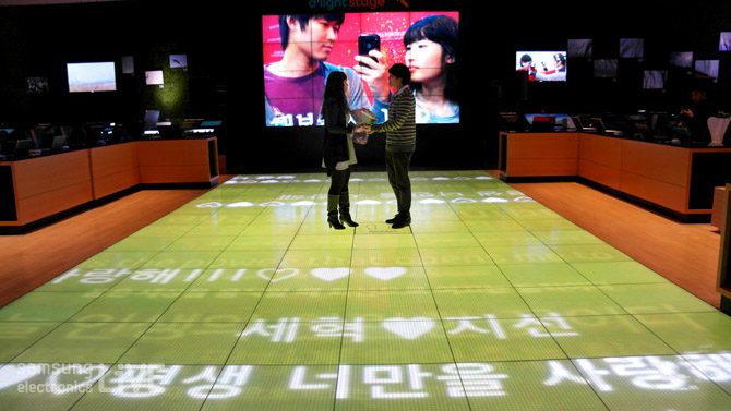 손을 잡고 마주보고 있는 커플