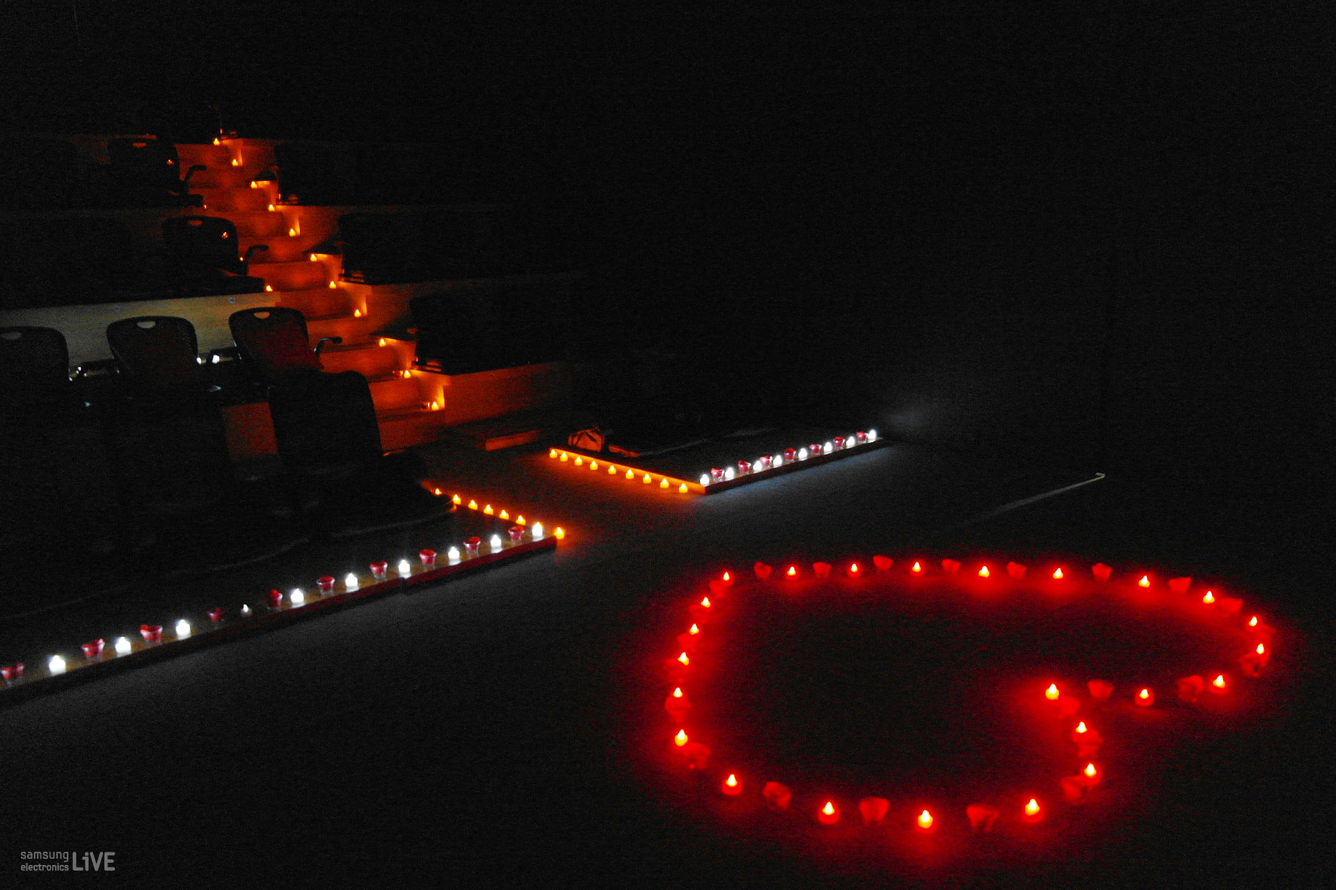 어두운 공간에 하트 촛불이 켜져있다.