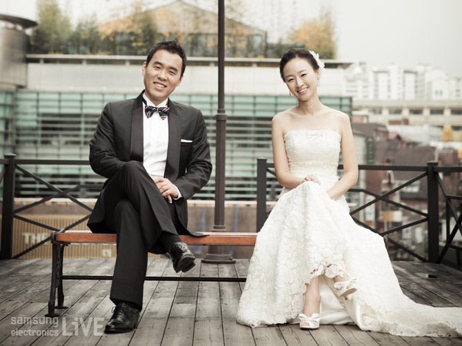 야외에 앉아있는 신랑 신부