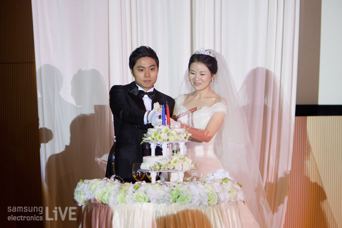 케익을 자르는 신랑신부