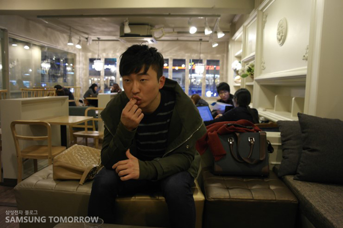 쇼파에 앉아있는 스토리텔러