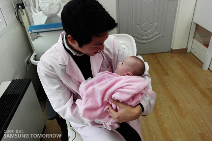 아이를 안고있는 남자