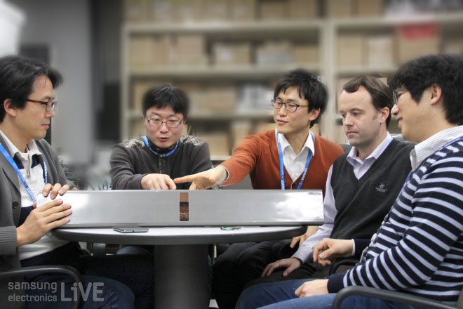 전문가들이 모여 HW-F750를 보고있다