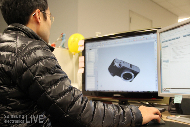 컴퓨터 작업을 하는 김인식 책임 