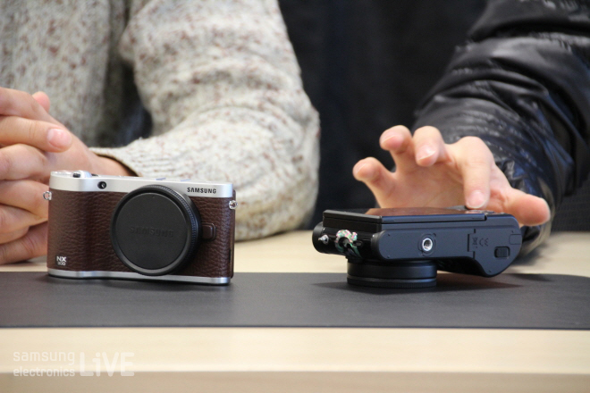 카메라를 만지고 있는 두손 