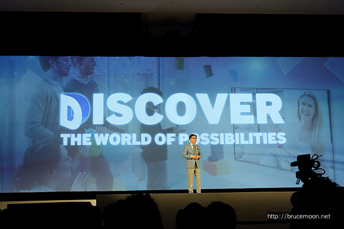 윤부근 사장이 프레젠테이션을 하고 있다.