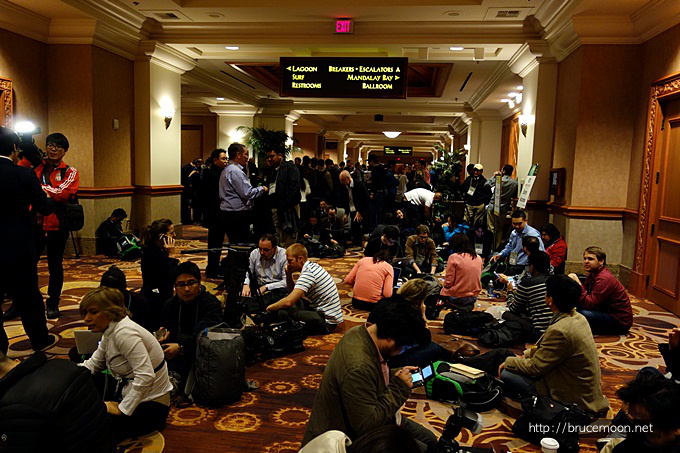 삼성전자 프레스 컨퍼런스에 입장하기 위해 대기중인 전 세계 기자들