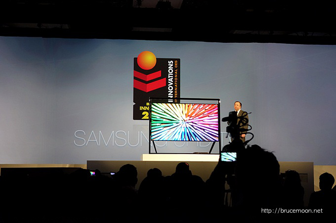 삼성전자 미국 법인 부사장이 삼성 85인치 UHD TV S9'을 소개하고 있다