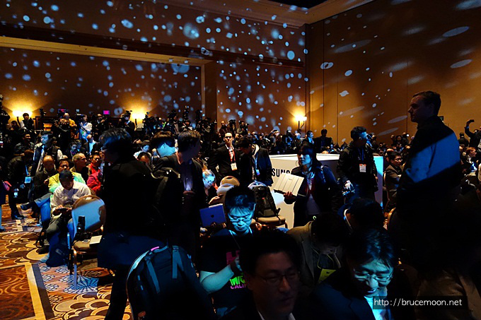 자리에 앉은 기자들