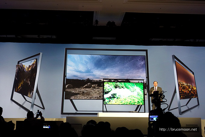 삼성전자 미국 법인 부사장이 삼성 85인치 UHD TV S9'을 소개하고 있다