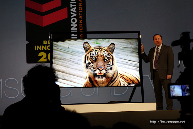 삼성전자 미국 법인 부사장이 삼성 85인치 UHD TV S9'을 소개하고 있다