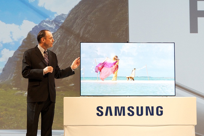 삼성전자 미국법인 팀 백스터 부사장이 스마트 TV를 소개하고 있다