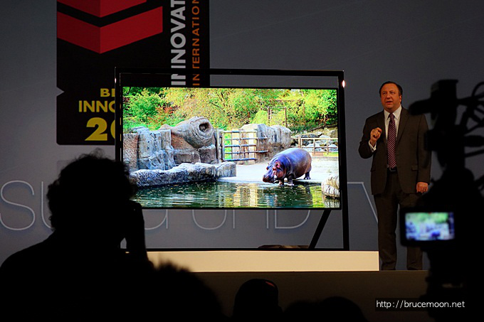 삼성전자 미국 법인 부사장이 삼성 85인치 UHD TV S9'을 소개하고 있다