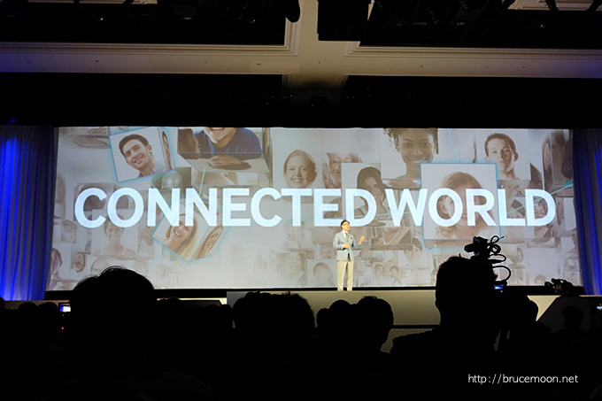 윤부근 사장이 프레젠테이션을 하고 있다.