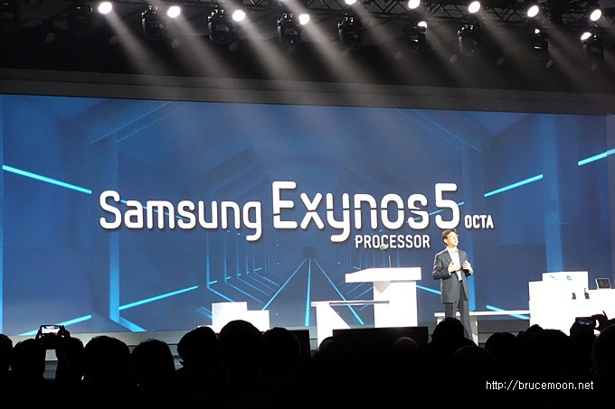 우남성사장이 프레젠테이션하고있다