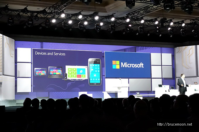 프레젠테이션 중인 남자