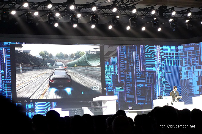 게임을 시연하는 글랠 롤랜드