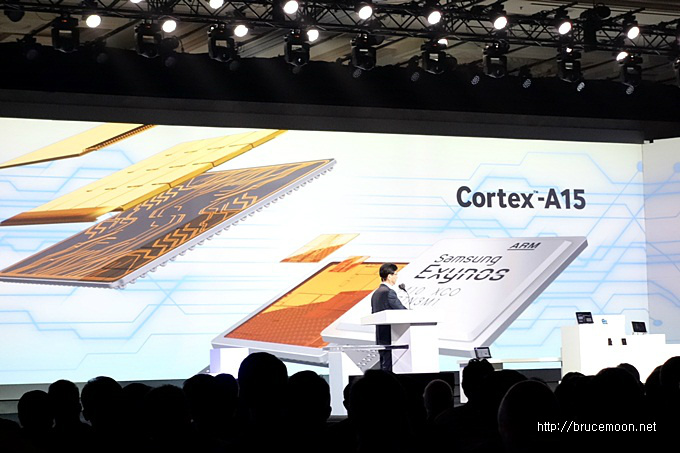 프레젠테이션 중인 남자