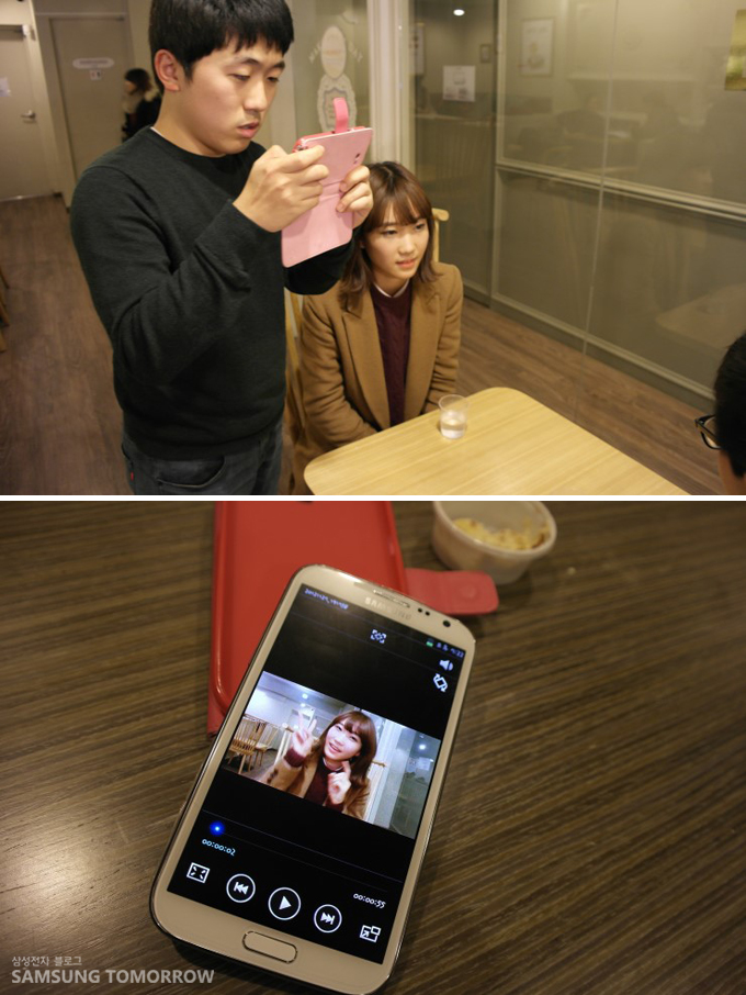  갤럭시노트Ⅱ로 촬영하고 있는 스토리텔러