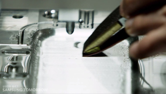 갤럭시 s3를 분해해 보고 있다.