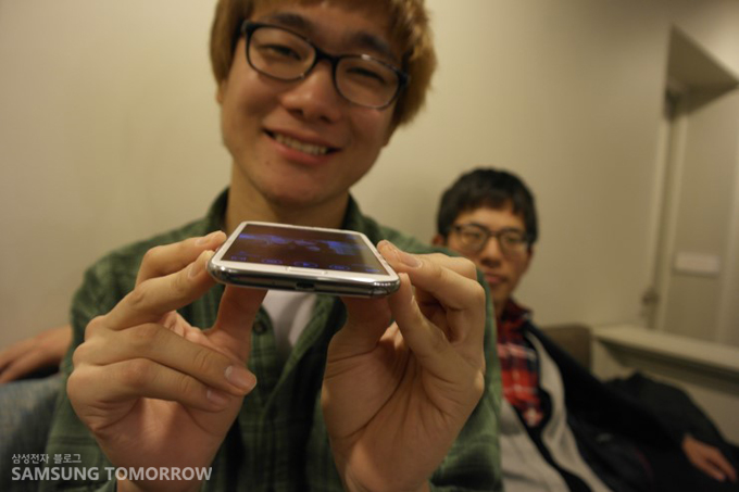  갤럭시노트Ⅱ를 들고 있는 스토리텔러