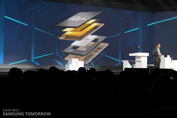 메모리에 대해 프레젠테이션을 하고 있다