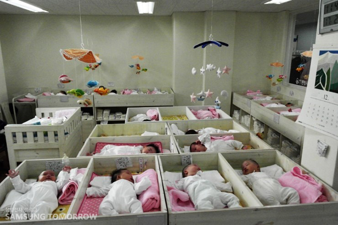 누워있는 아기들