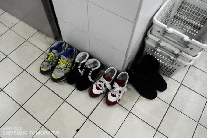 세탁실에 벗어놓은 신발들