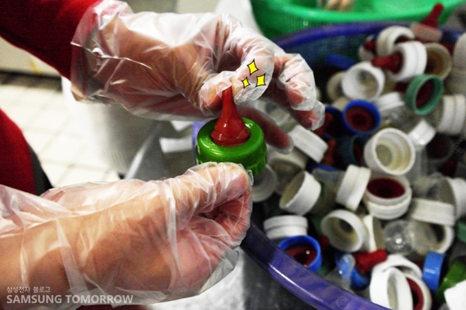 젖병 꼭지를 씻고있다.