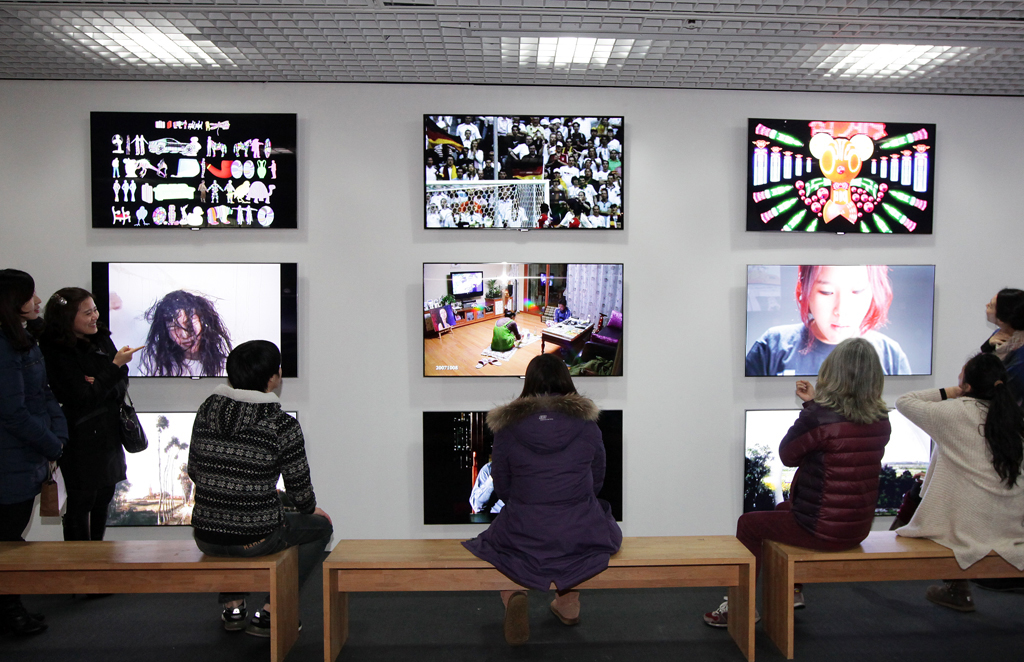 전시회를 찾은 사람들