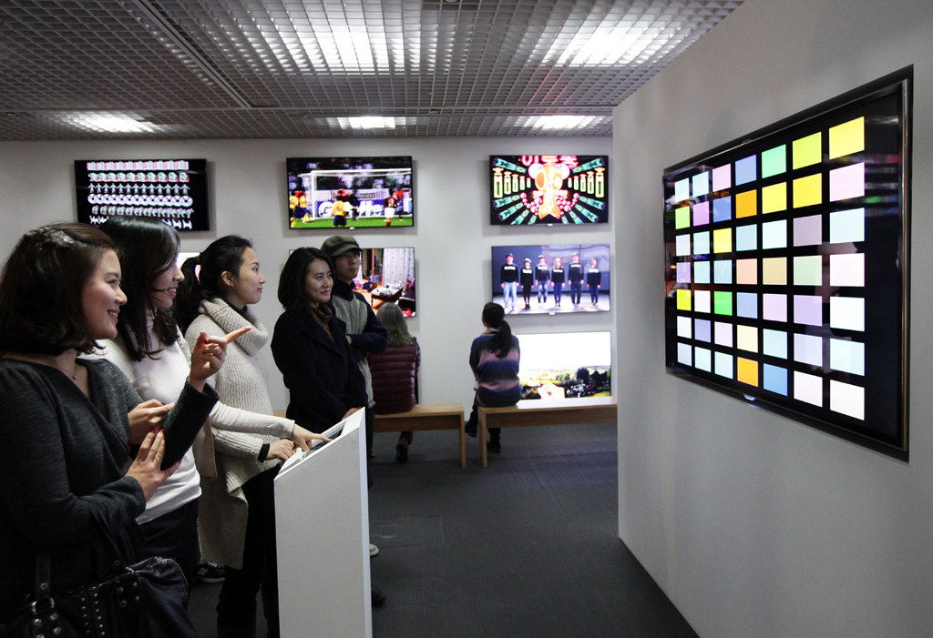 전시회를 찾은 사람들