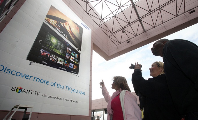 CES 2013의 행사장에서 관람객들이 삼성전자 스마트TV 광고를 사진을 찍는 모습
