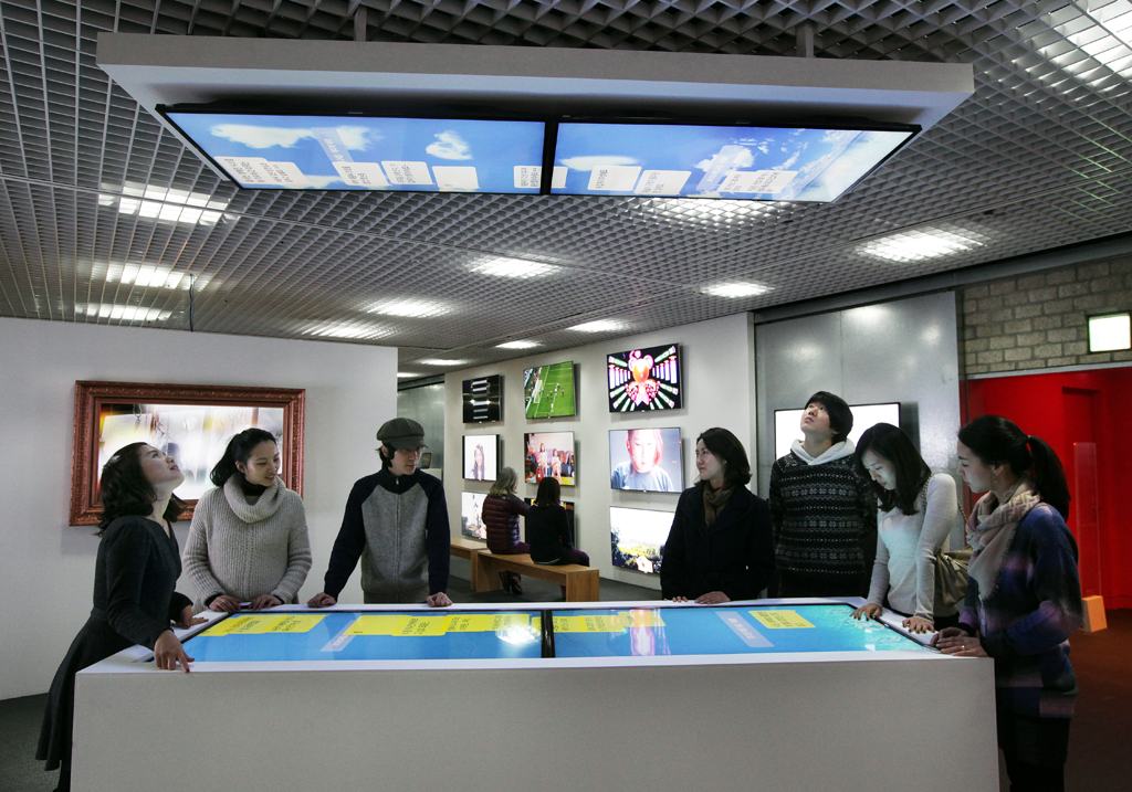 전시회를 찾은 사람들