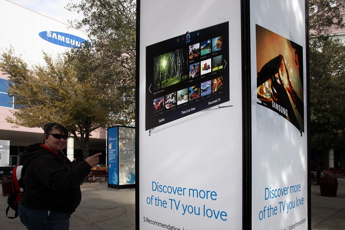 CES 2013의 행사장에서 한 관람객이 삼성전자 스마트TV 광고를 살펴보는 모습
