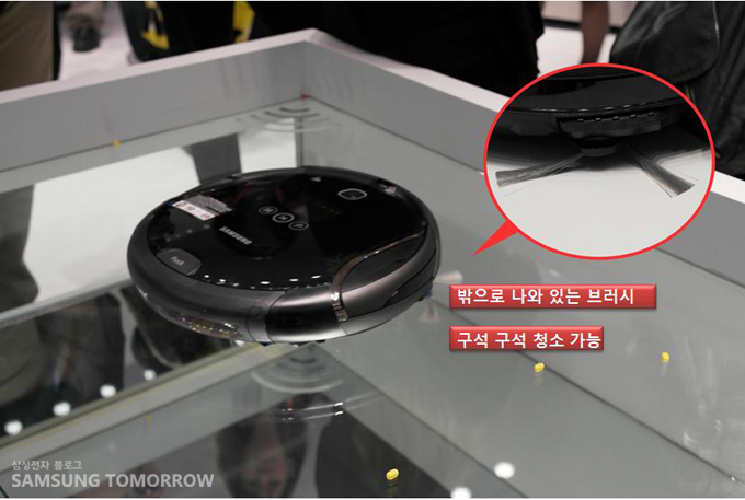스마트탱고 코너클린, 밖으로 나와있는 브러시, 구석구석 청소 가능