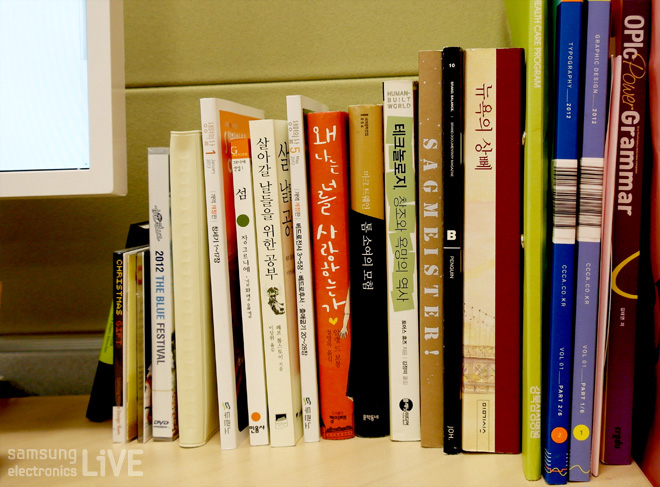 책꽂이에 책이 있다