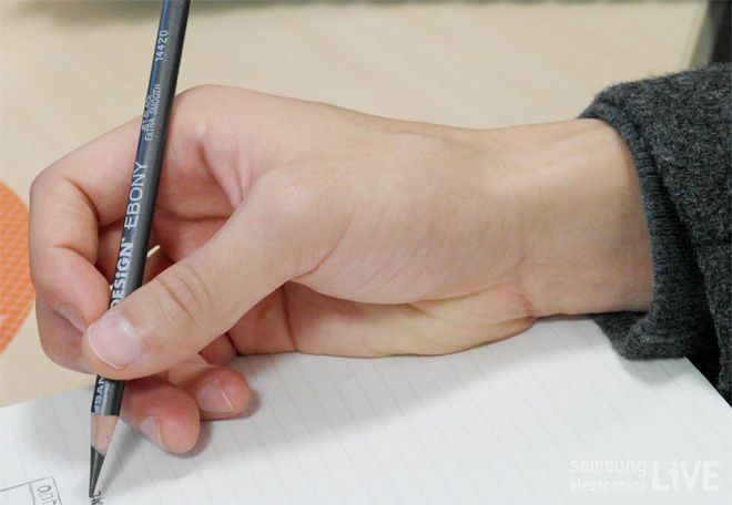 연필을 잡은 손