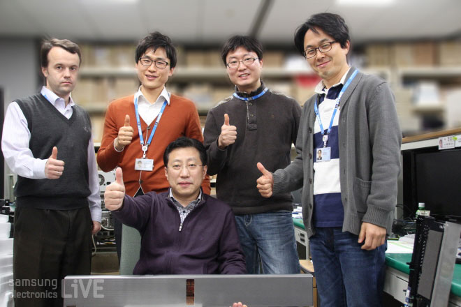 HW-F750 기술자들이 엄지손가락을 들고 있다