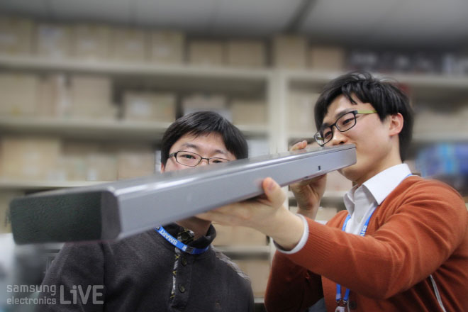 HW-F750를 보고 있는 전문가들