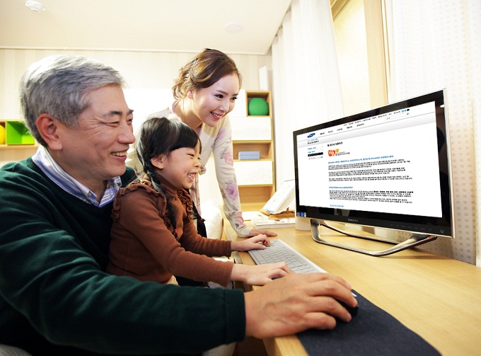 할아버지가 인터넷을 하고있다