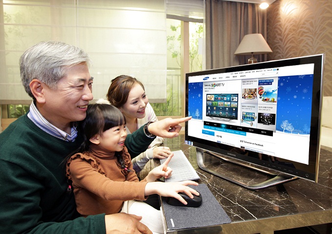 할아버지가 인터넷을 하고있다