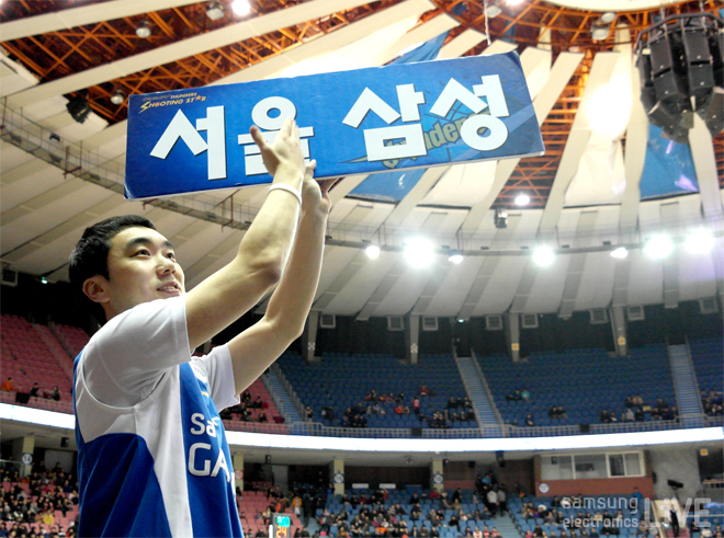 서울 삼성 플랜카드를 든 서한국 응원단장