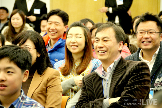 사람들이 앉아서 즐거워하고 있다