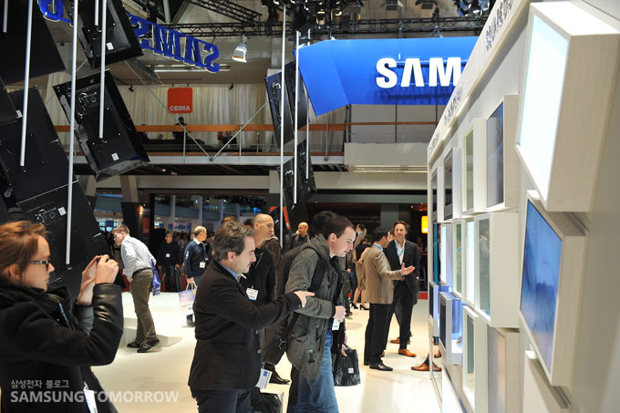 전시관을 찾은 사람들