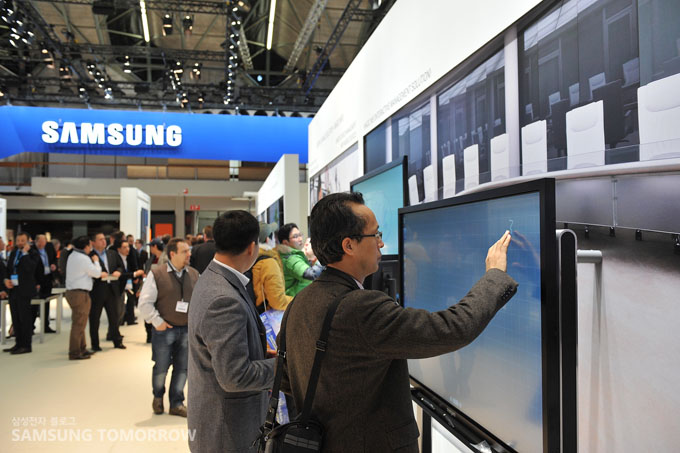 전자칠판을 체험해 보는 사람들