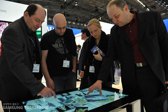  SUR40을 체험해 보는 사람들